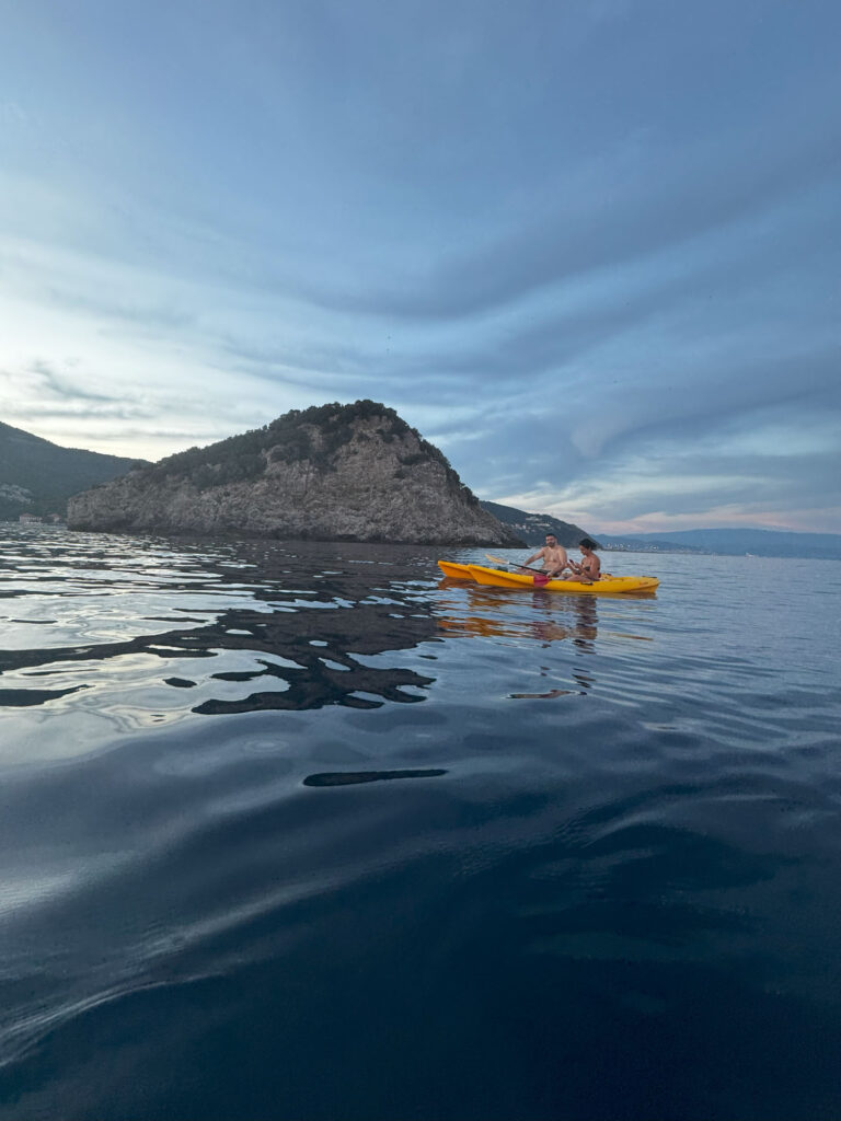 canoa e isola dietro tramonto