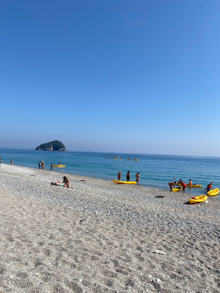 vert spiaggia canoe che entranoin acqua
