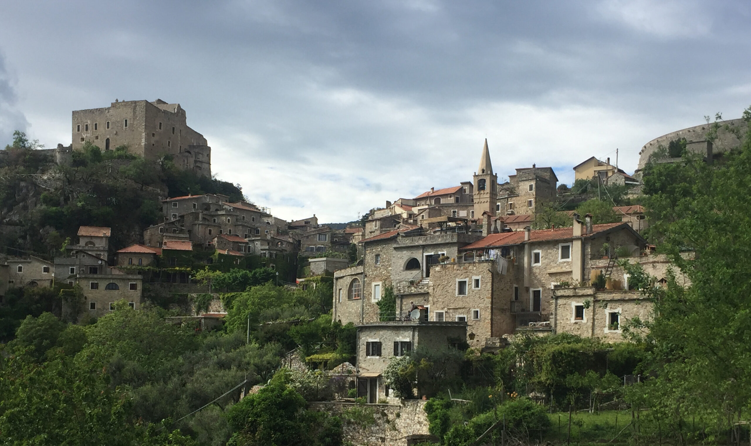 Il sentiero di Ilaria del Carretto da Zuccarello a Castelvecchio di Rocca Barbena, i borghi più belli d’Italia