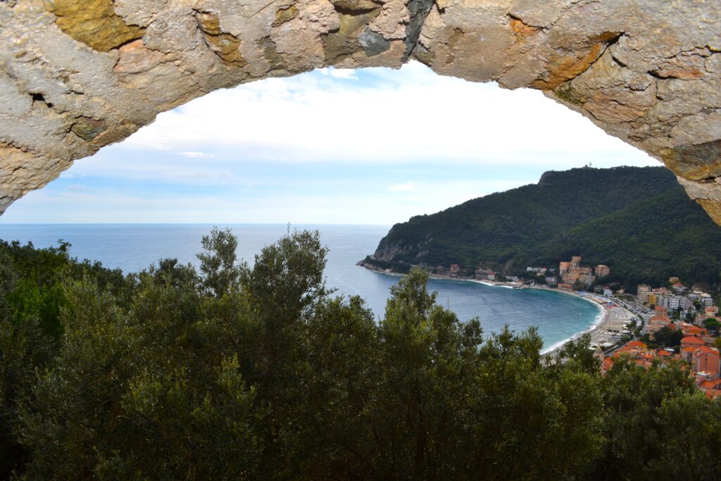 Zicht op de baai van Noli vanaf het kasteel
